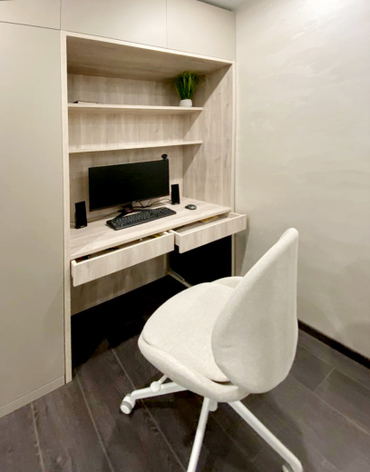 Распашной шкаф со встроенной рабочей зоной 