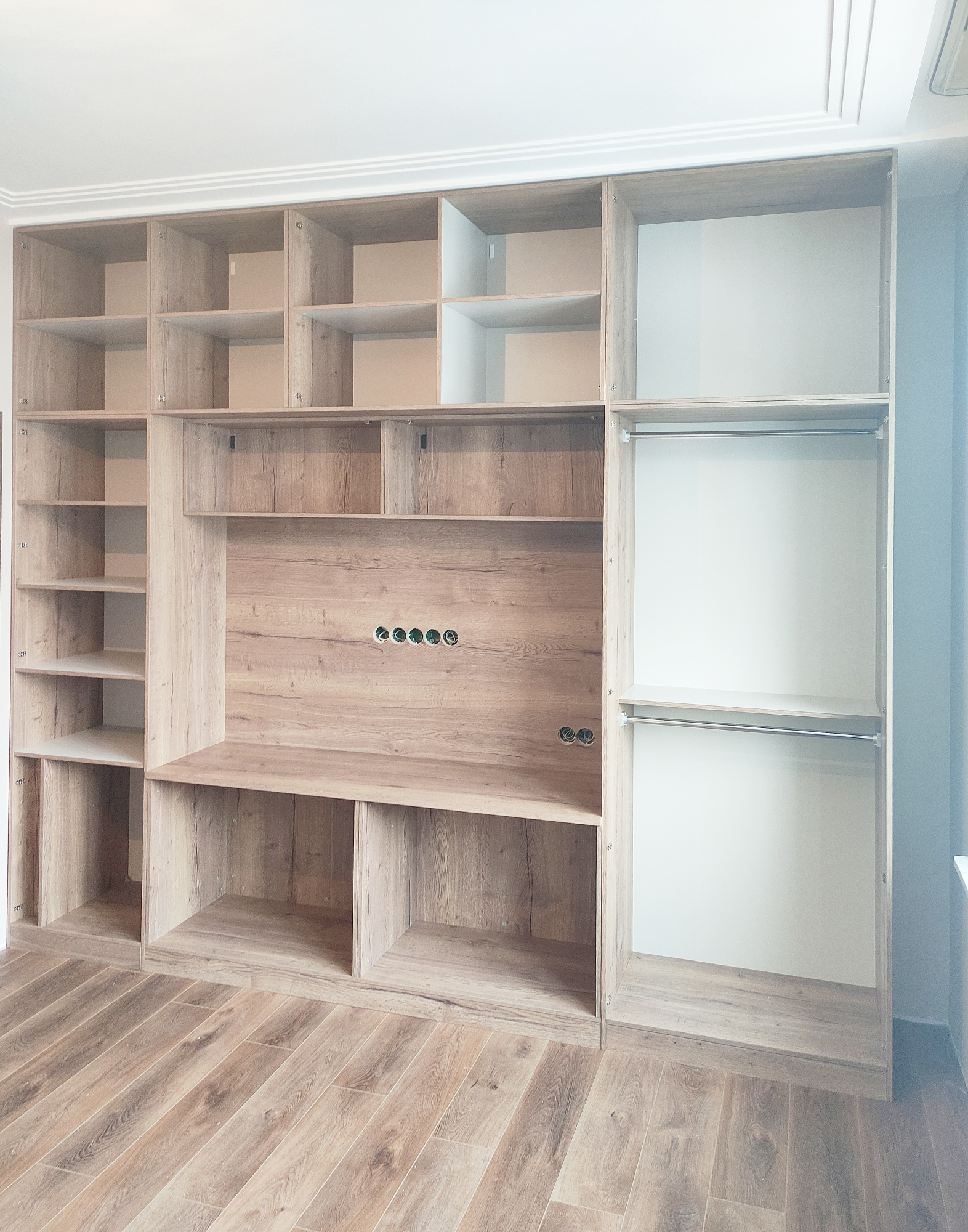 ТВ-зона с распашными фасадами