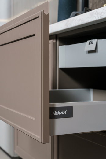 Угловая кухня с островом