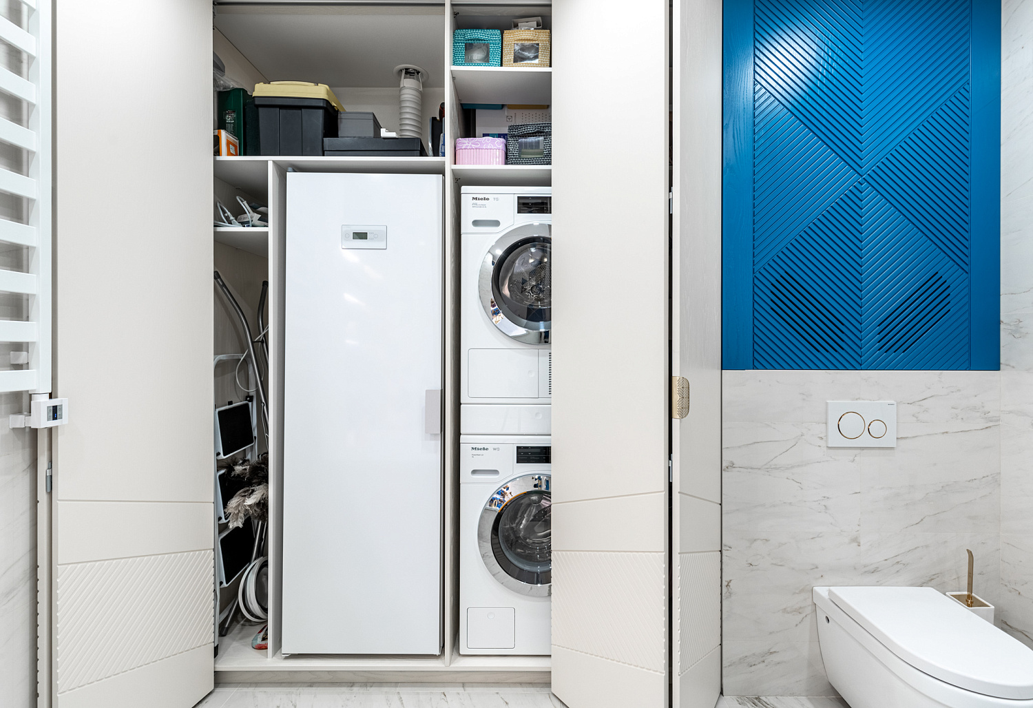 Складной шкаф из шпона в ванную комнату