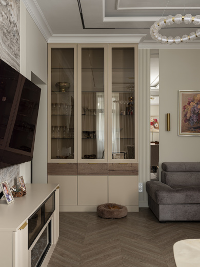 Распашной шкаф с прозрачными фасадами