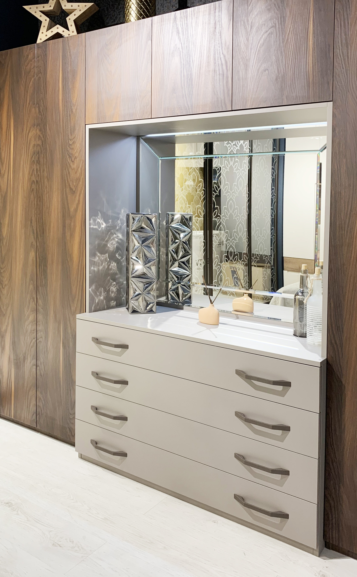 Распашной шкаф с глухими фасадами