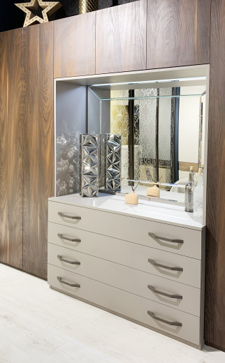 Распашной шкаф с глухими фасадами