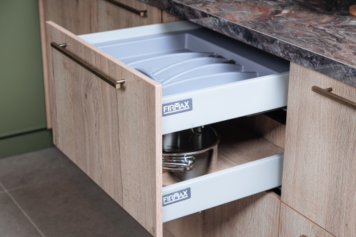 Угловая кухня с глухими фасадами