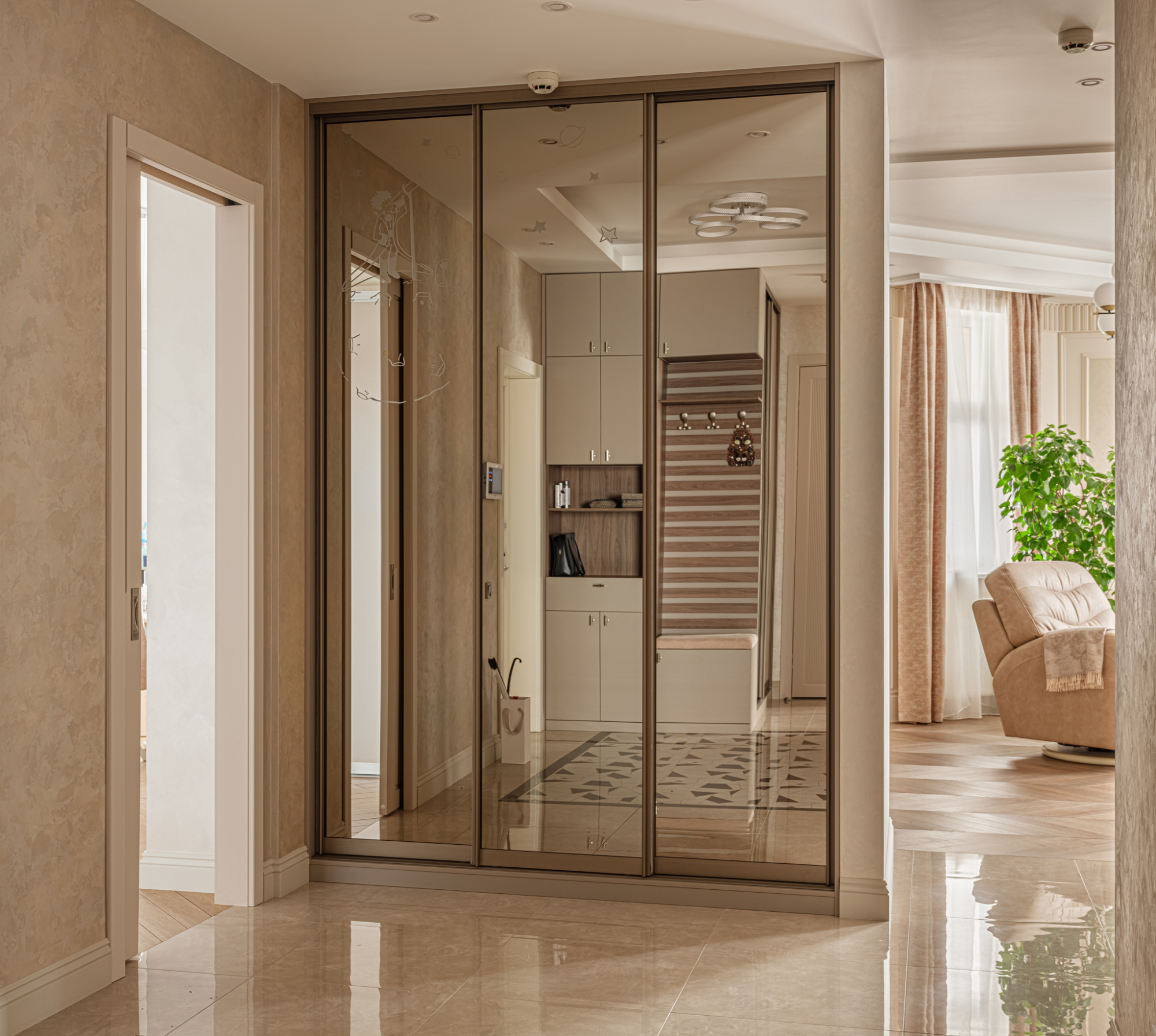 Встроенный шкаф-купе с пескоструйным рисунком