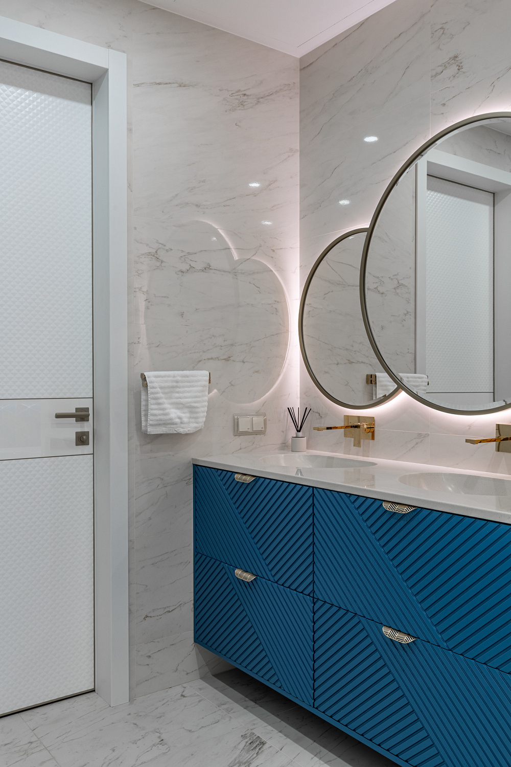 Складной шкаф из шпона в ванную комнату