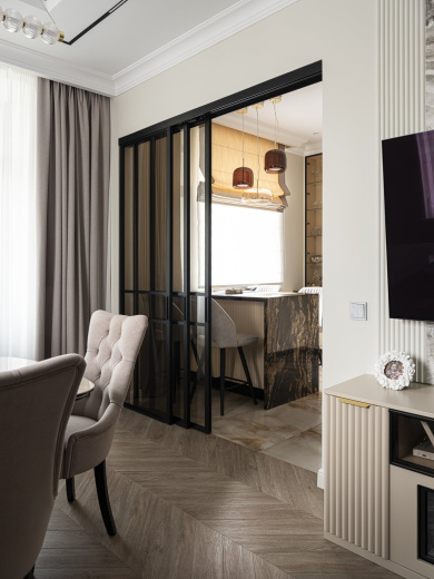 Угловая кухня с островом и столешницей из камня