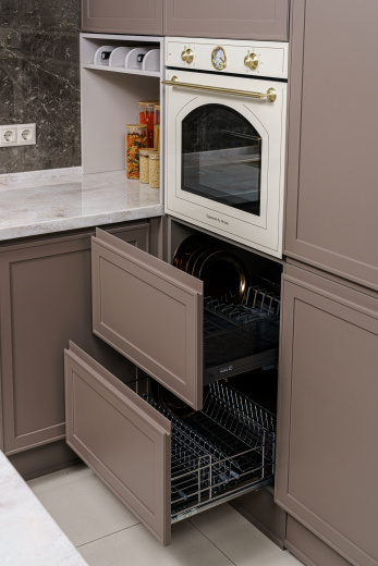 Угловая кухня с островом