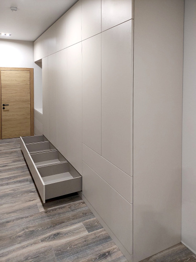 Распашной шкаф в прихожую 