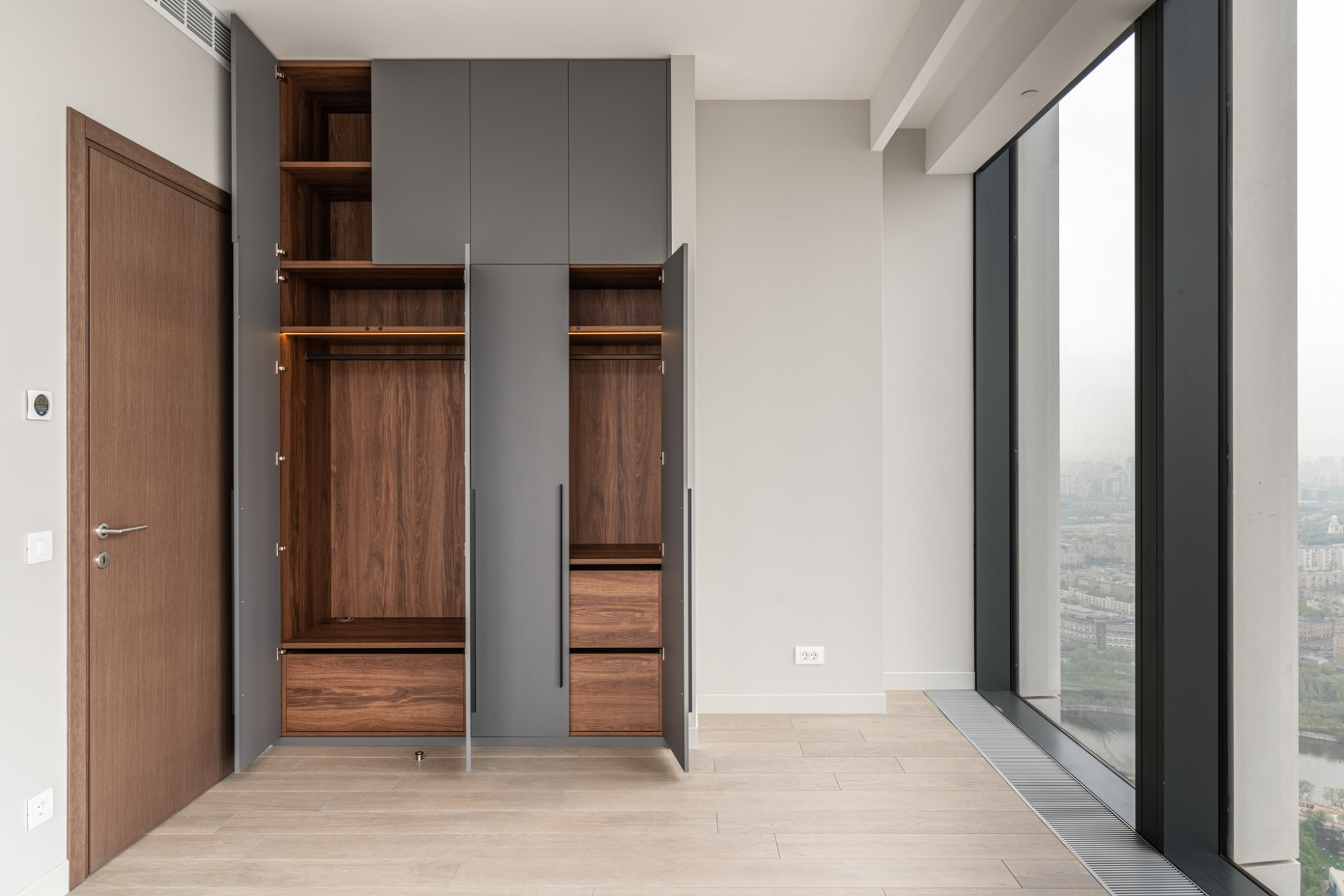 Распашной шкаф с фасадами Supramat