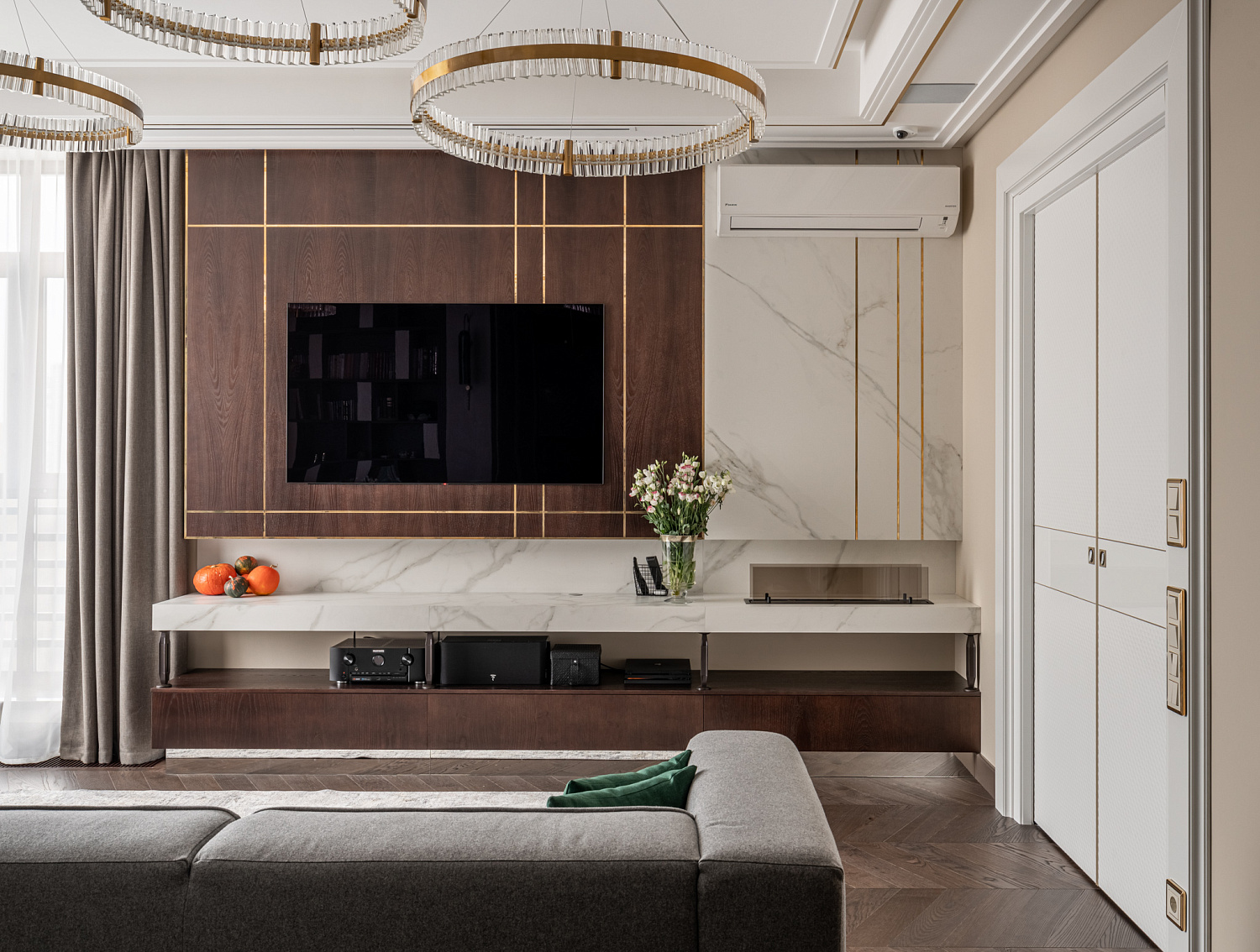 Гостиная с тв-зоной и шкафом для книг