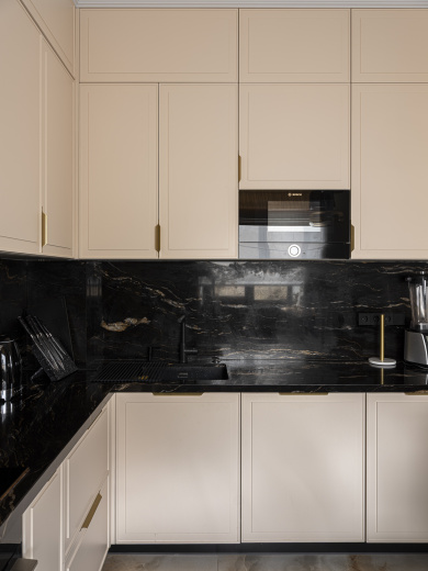 Угловая кухня с островом и столешницей из камня