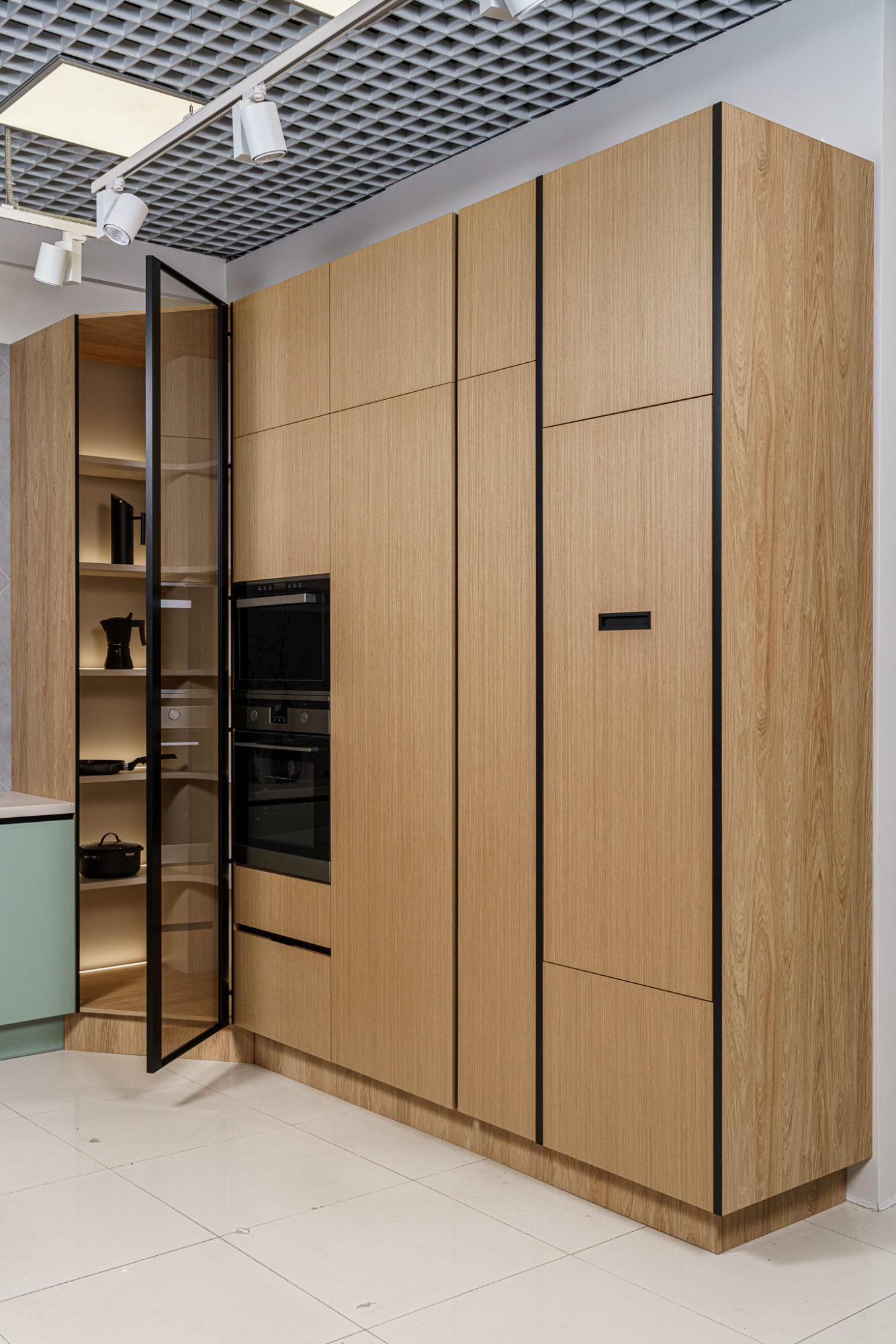 Кухня из шпона с откидным столом