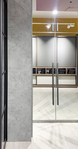 Угловой зеркальный шкаф