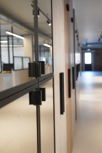 Шкаф-стеллаж в офис