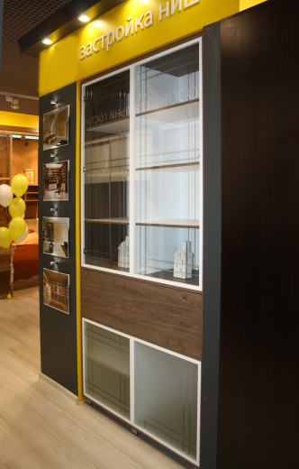 Библиотека со стеклянными дверями в гравировке и тонким профилем Opal