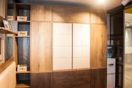 Шкаф в спальню распашной с кожей