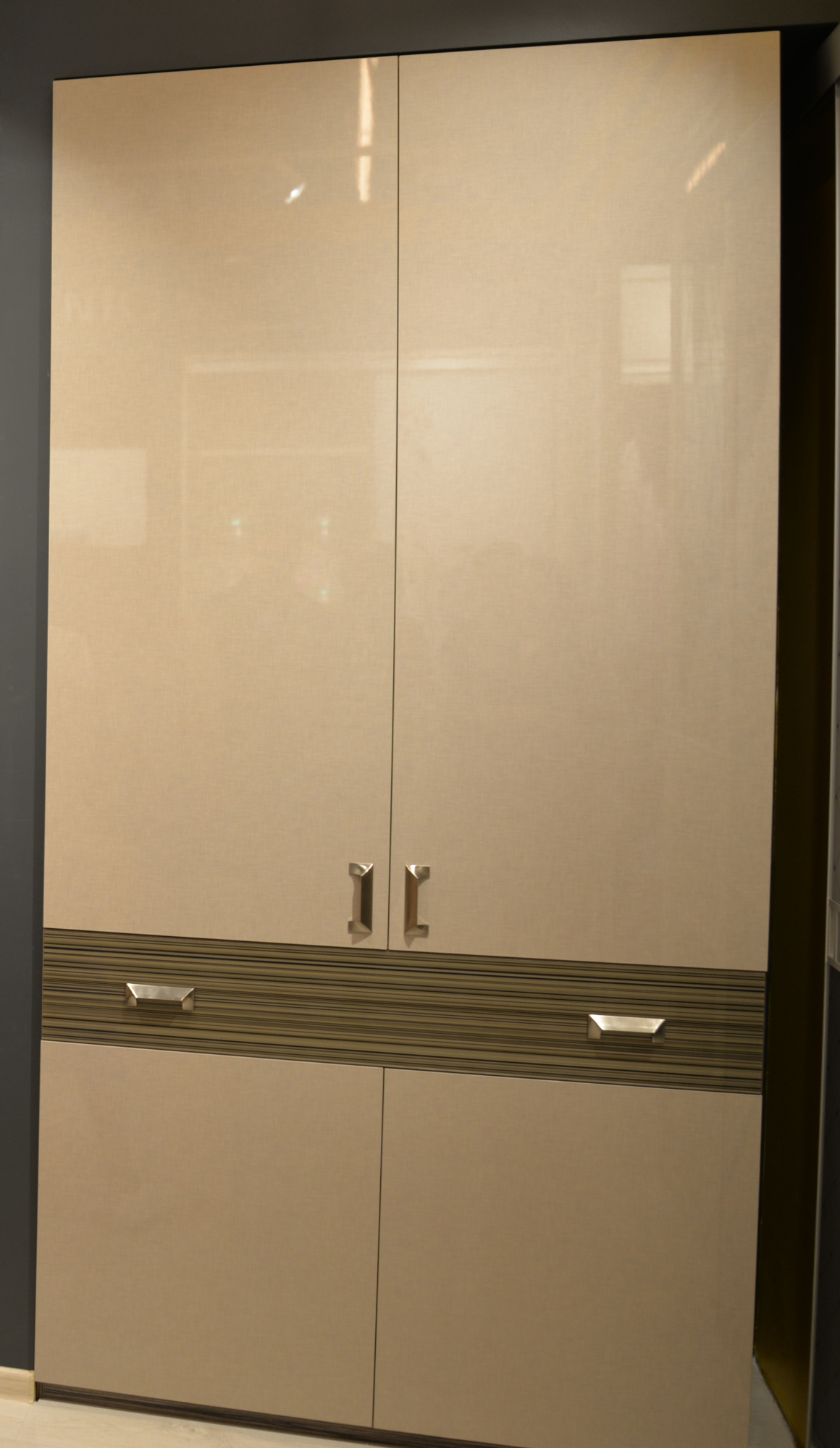 Шкаф распашной глянец