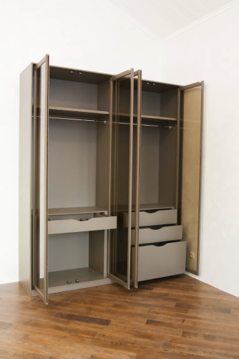 Распашной шкаф 