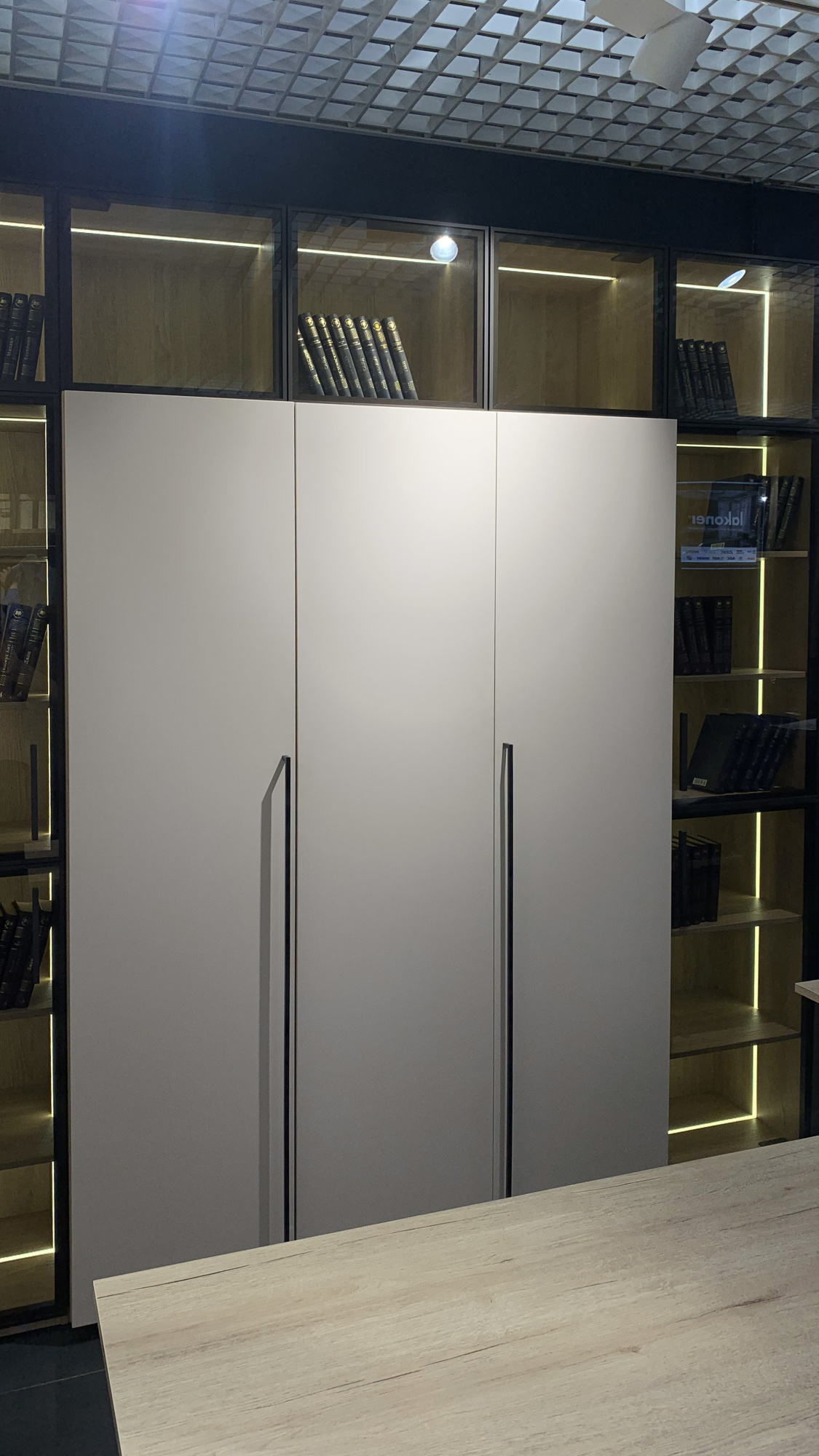 Библиотека с распашными/складными фасадами