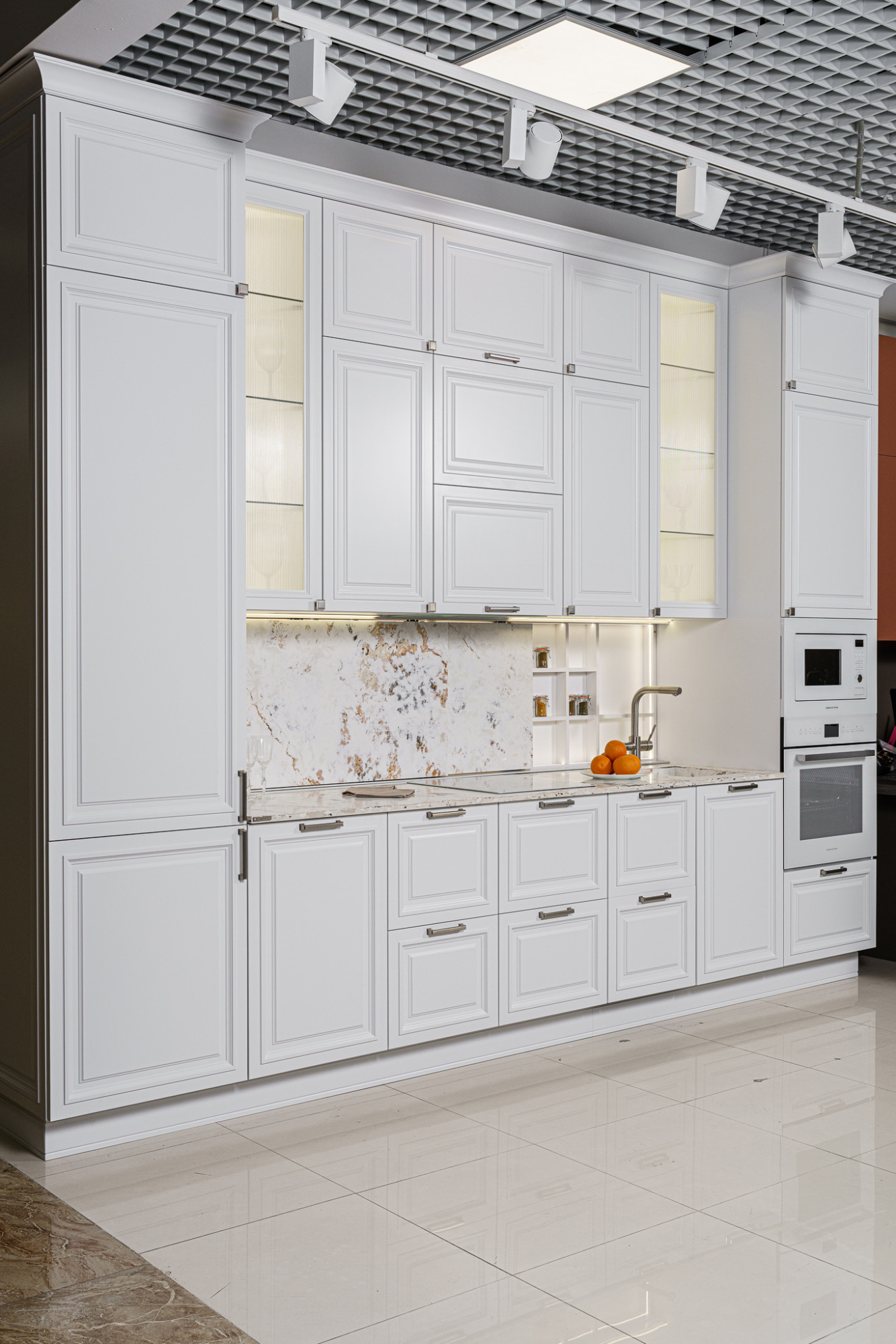 Прямая кухня с раздвижным каменным фартуком