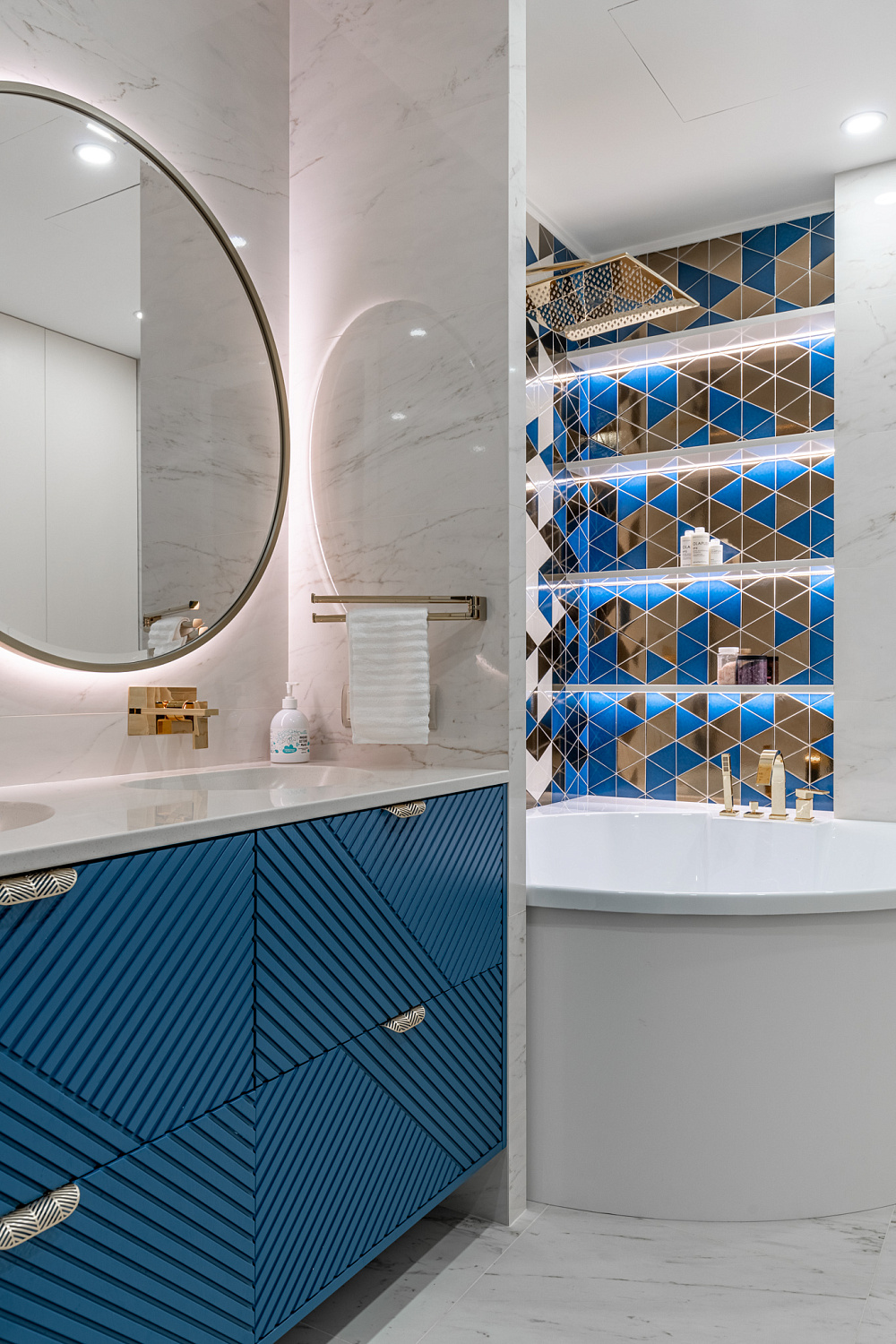 Складной шкаф из шпона в ванную комнату