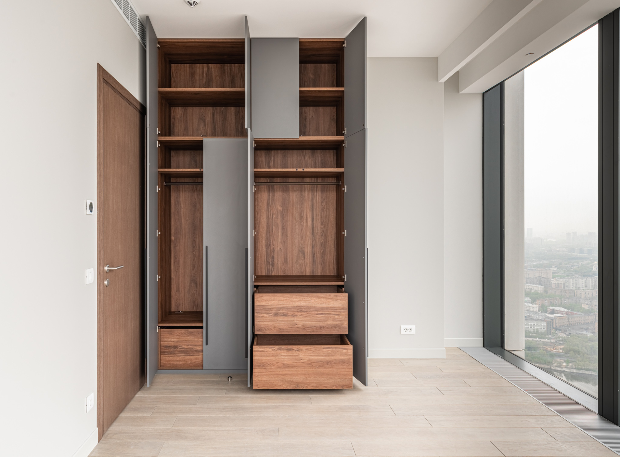 Распашной шкаф с фасадами Supramat