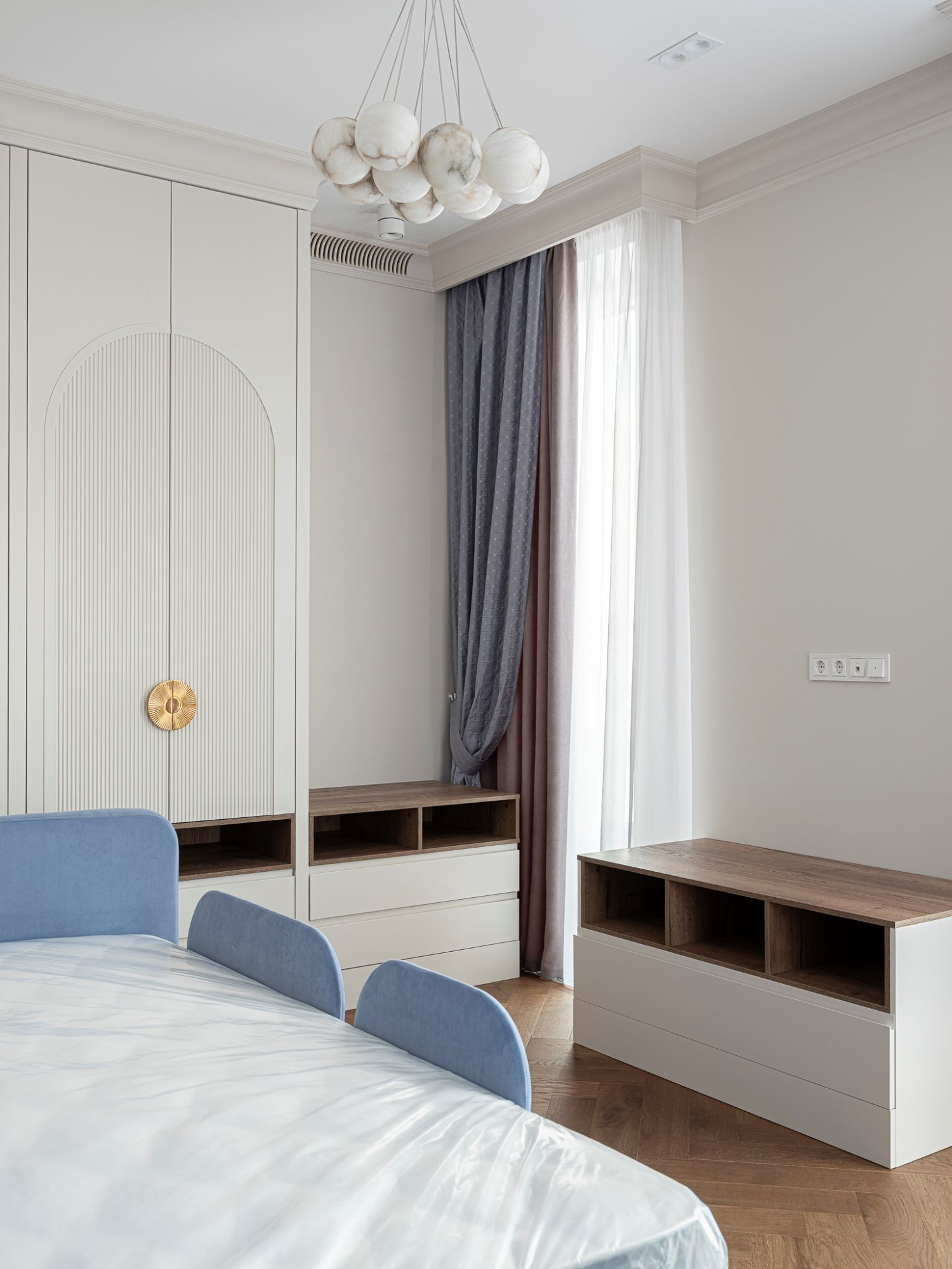 Распашной шкаф с фрезерованными фасадами