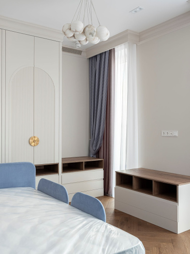 Распашной шкаф с фрезерованными фасадами