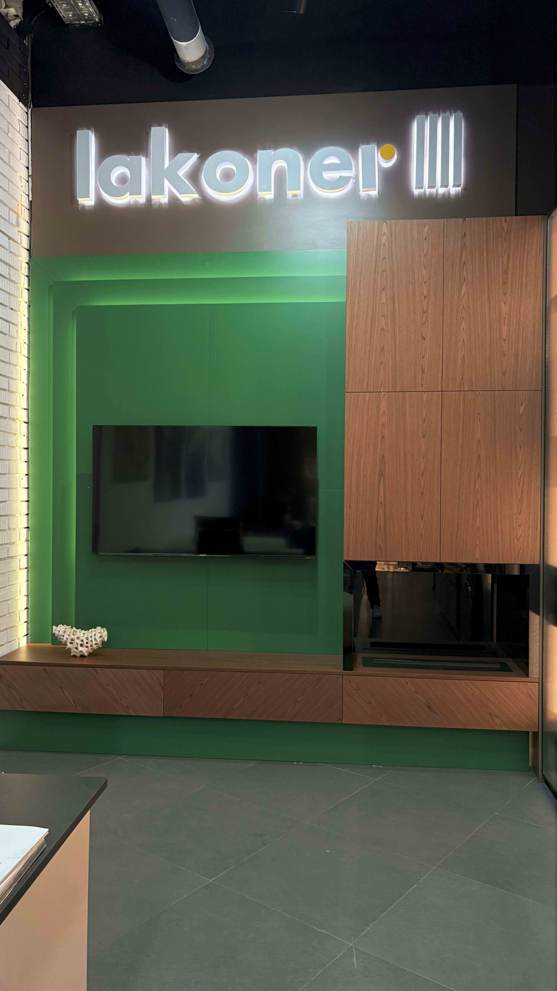 Подвесная гостиная из шпона