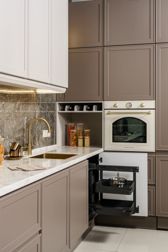 Угловая кухня с островом