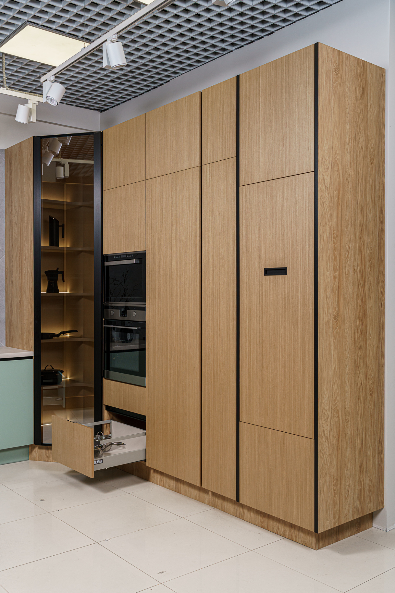 Кухня из шпона с откидным столом