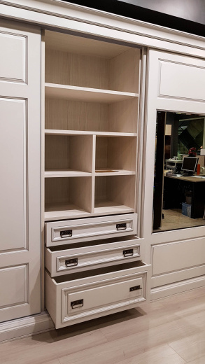 Шкаф-купе в классическом стиле