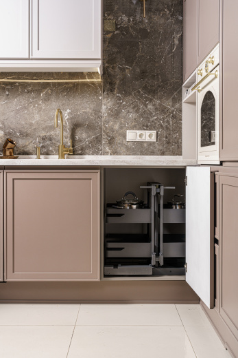 Угловая кухня с островом