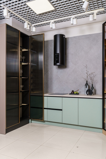 Прямая кухня с бутылочницей