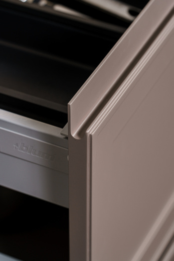 Угловая кухня с островом