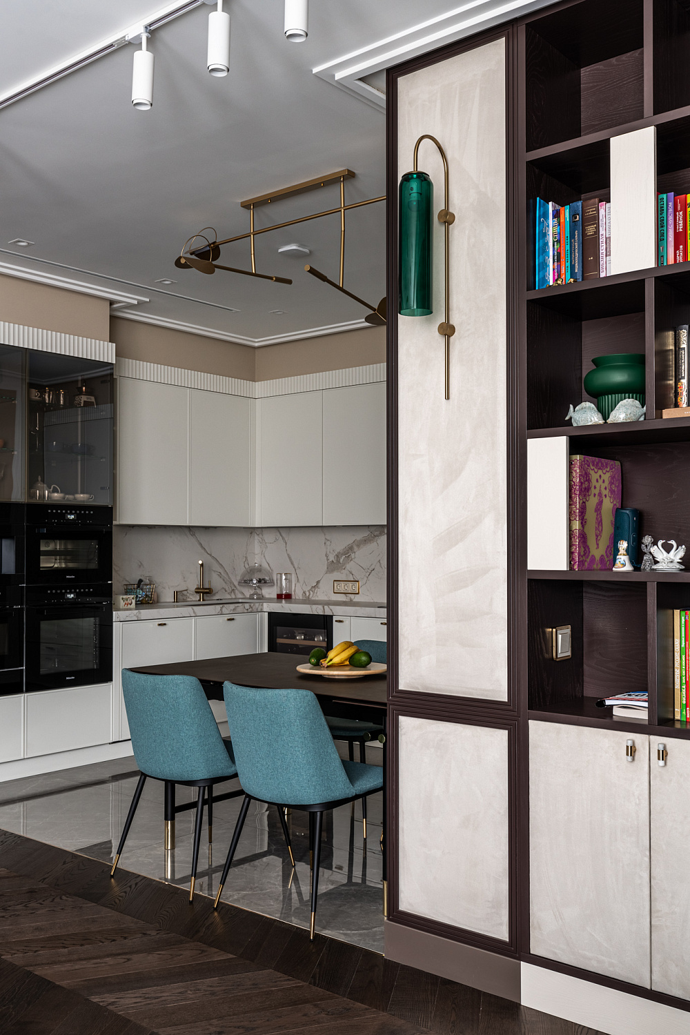 Гостиная с тв-зоной и шкафом для книг