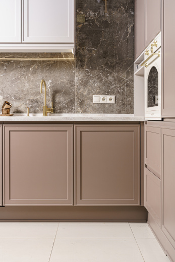 Угловая кухня с островом