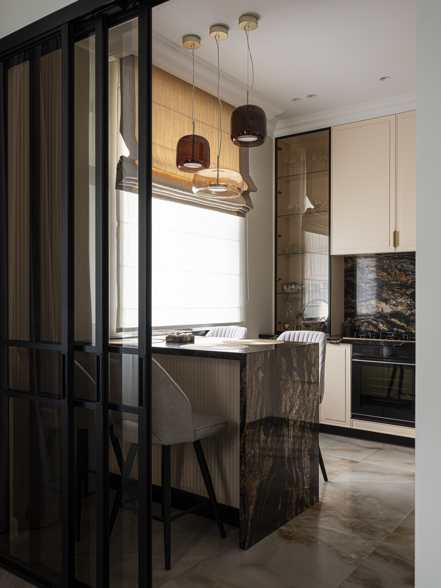 Угловая кухня с островом и столешницей из камня