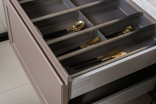 Угловая кухня с островом