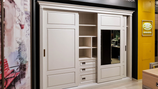 Шкаф-купе в классическом стиле