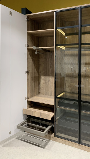 Угловая прихожая с рейками