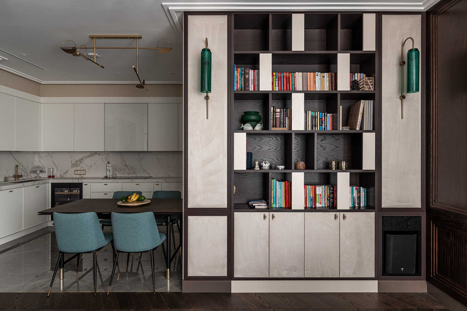 Гостиная с тв-зоной и шкафом для книг