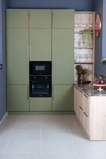 Угловая кухня с глухими фасадами 2800х2700х570