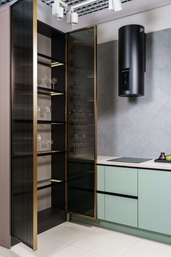 Прямая кухня с бутылочницей