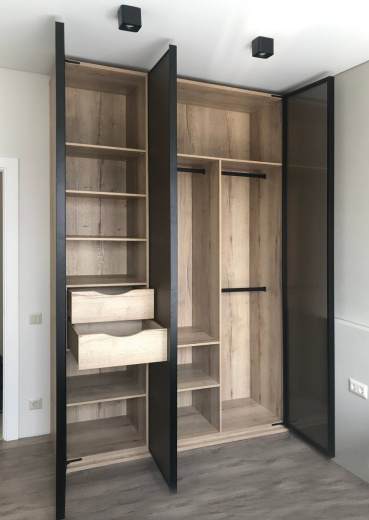 Распашной шкаф с прозрачной дверью