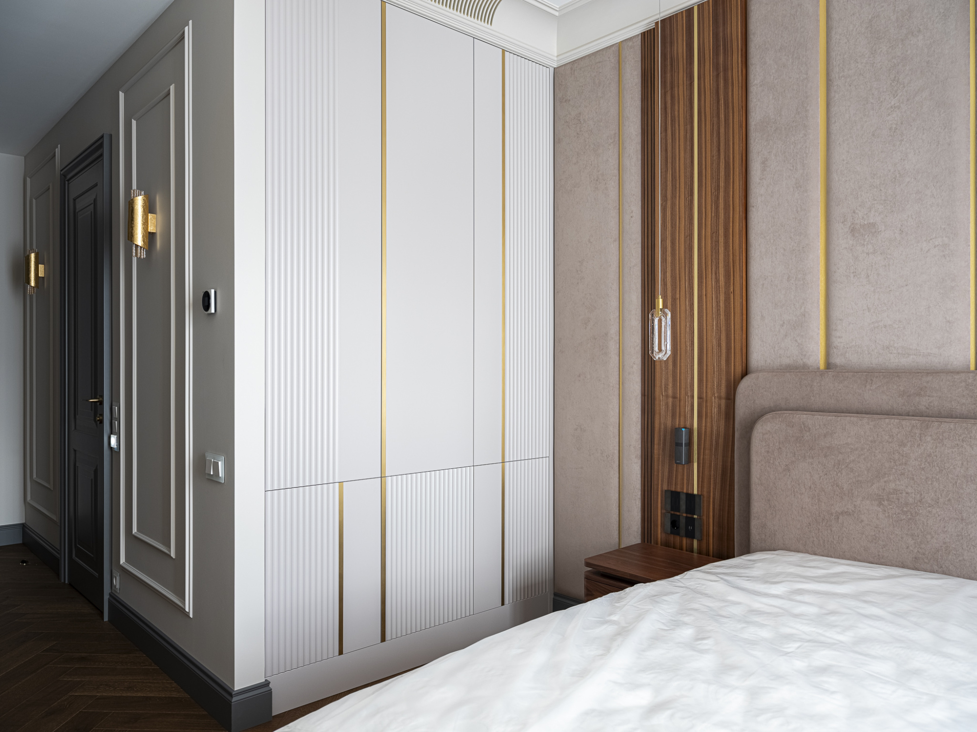 Встроенный шкаф с латунными молдингами