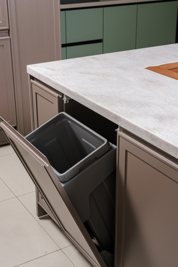 Угловая кухня с островом