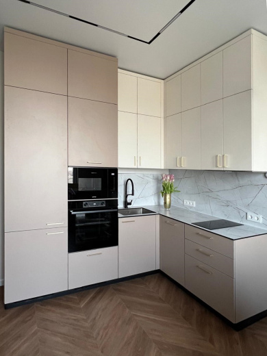 Угловая кухня в теплых тонах