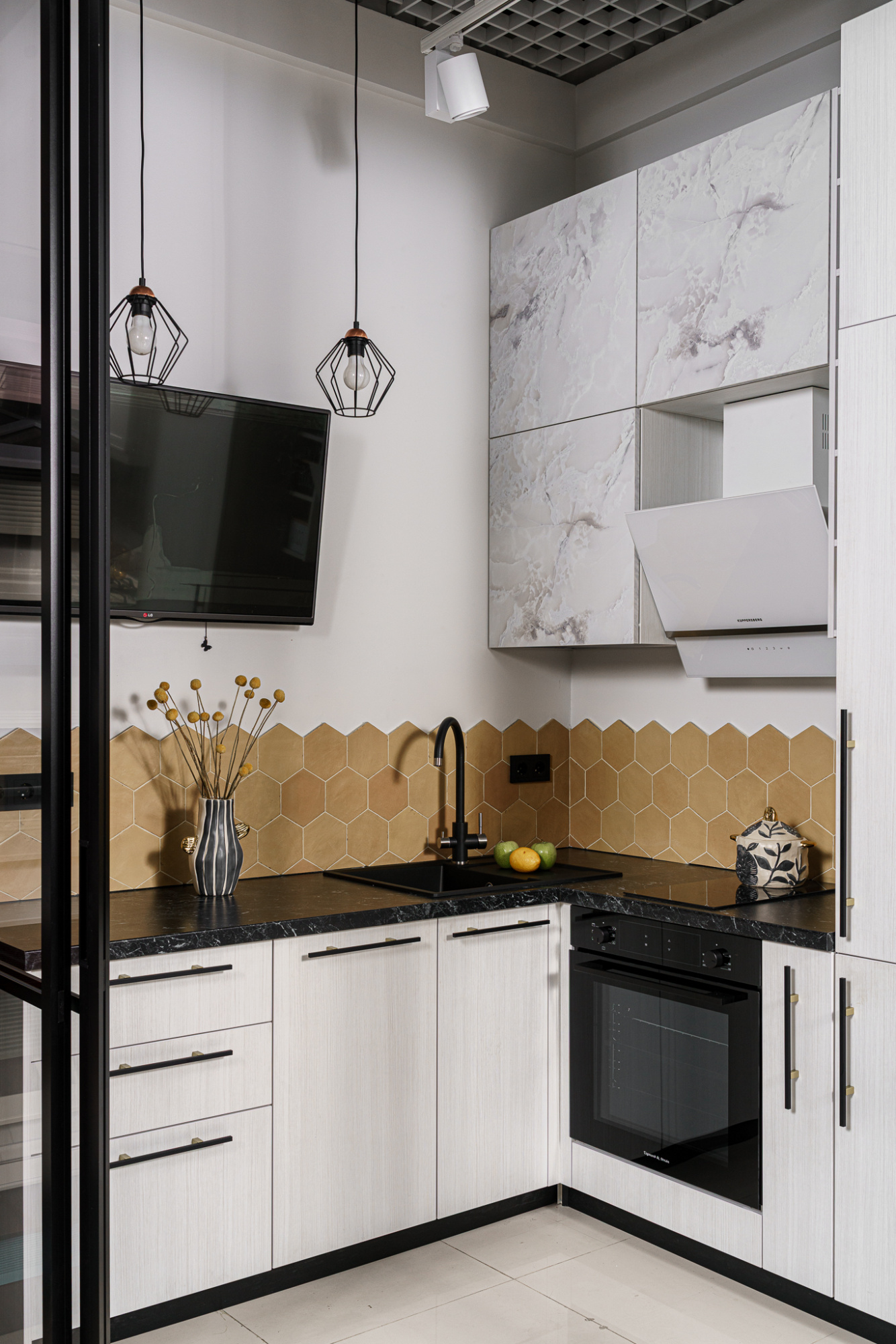 Угловая кухня с раздвижной перегородкой 